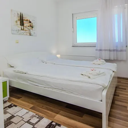 Apartament Awesome In With House Sea View